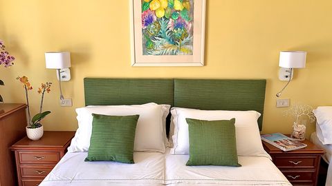 grüne Außenanlage vor Hotel Terme la Pergola auf Ischia, Italien