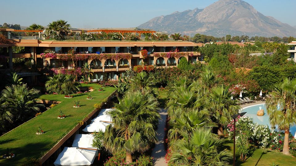 Überblick über die grüne mediterrane Anlage am Acacia Resort auf Sizilien in Italien