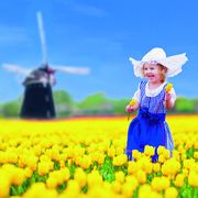 Lachendes Kind im Tulpenmeer
