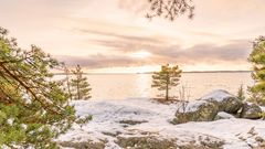 Sonnenaufgang über der Seenlandschaft bei Turku