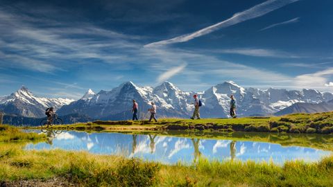 Wanderer am Jungfernjoch auf einer Schweiz Reise mit sz-Reisen