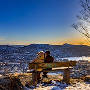 Paar auf Bank mit Blick über Bergen, Norwegen