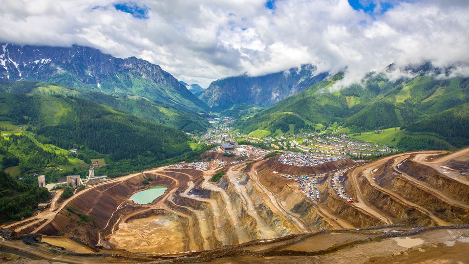 Blick auf den Erzberg und die Stadt Eisenerz in der Steiermark, Österreich.