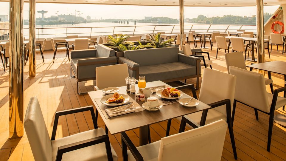 World Voyager Al Fresco Terasse © nicko cruises Schiffsreisen GmbH