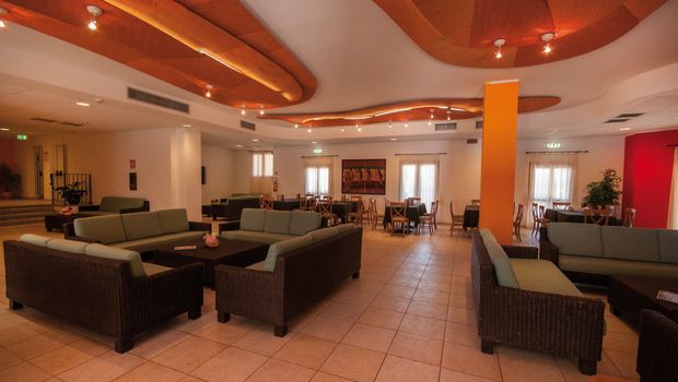 große moderne Lobby im Blu Hotel Morisco in Sardinien, Italien