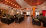 große moderne Lobby im Blu Hotel Morisco in Sardinien, Italien