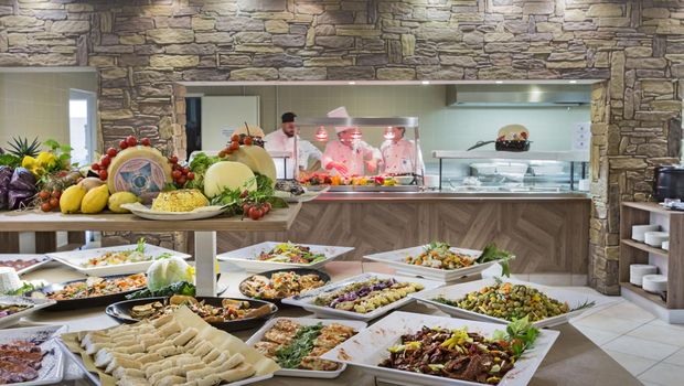 reichhaltiges Buffet im Blu Hotel Morisco in Sardinien, Italien