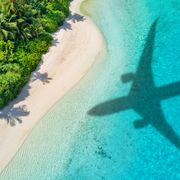 Flugzeugschatten auf Strand