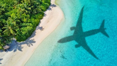 Flugzeugschatten auf Strand