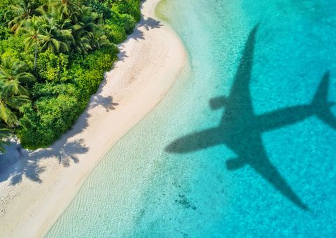 Flugzeugschatten auf Strand