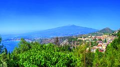 Taormina mit Ätna im Hintergrund