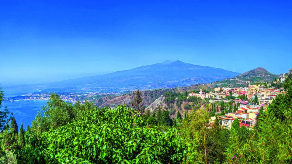 Taormina mit Ätna im Hintergrund