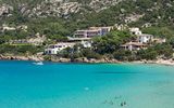 blaue Badebucht vor Hotel La Bisaccia in Sardinien, Italien