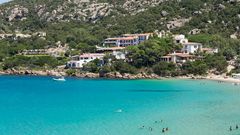 blaue Badebucht vor Hotel La Bisaccia in Sardinien, Italien