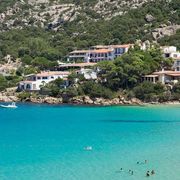 blaue Badebucht vor Hotel La Bisaccia in Sardinien, Italien