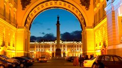 2944_._St._Petersburg_-_Eingang_Zarenpalast__c__Aikon_fotolia.com