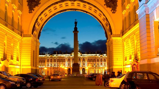 2944_._St._Petersburg_-_Eingang_Zarenpalast__c__Aikon_fotolia.com