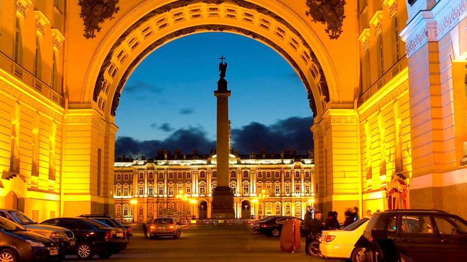 2944_._St._Petersburg_-_Eingang_Zarenpalast__c__Aikon_fotolia.com