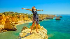 Touristin an der Algarve