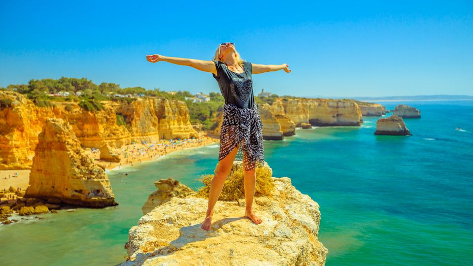 Touristin an der Algarve