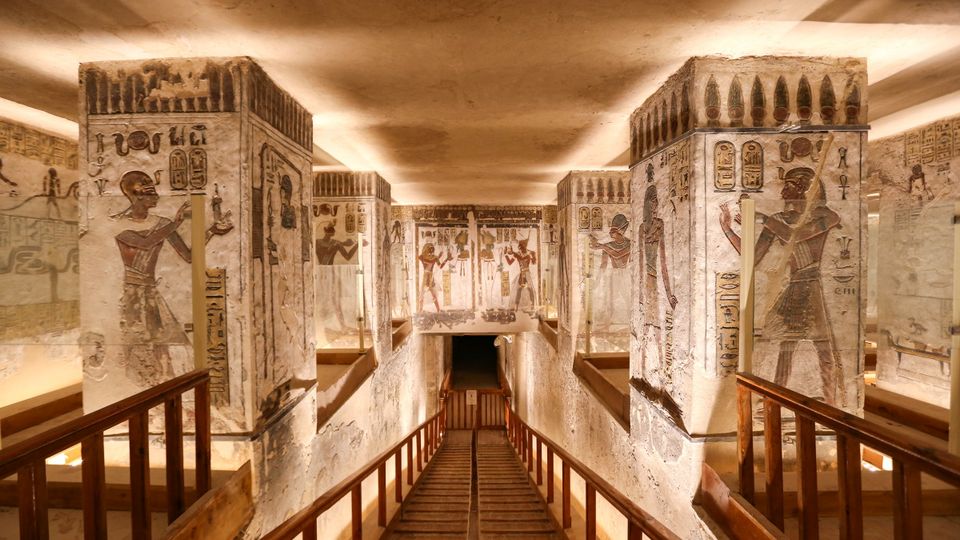 Grabkammer im Tal der Könige mit Blickrichtung einer mittig herablaufenden Treppe
