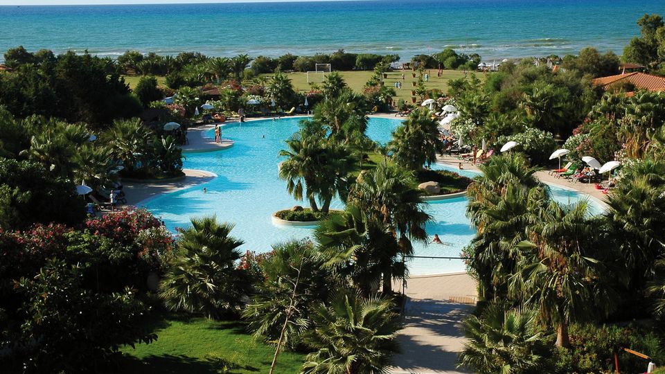 üppiger grüner Garten mit großem Pool im Acacia Resort auf Sizilien in Italien