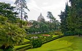 Vatikanische Gärten mit Blick auf den Petersdom