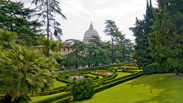 Vatikanische Gärten mit Blick auf den Petersdom
