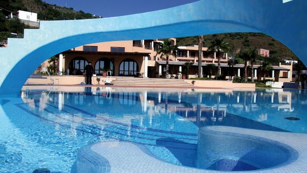 Großer Außenpool mit Blick auf Hotel Aktea in Italien, Liparische Inseln