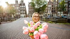 Junge Frau Mit Tulpen in Amsterdam