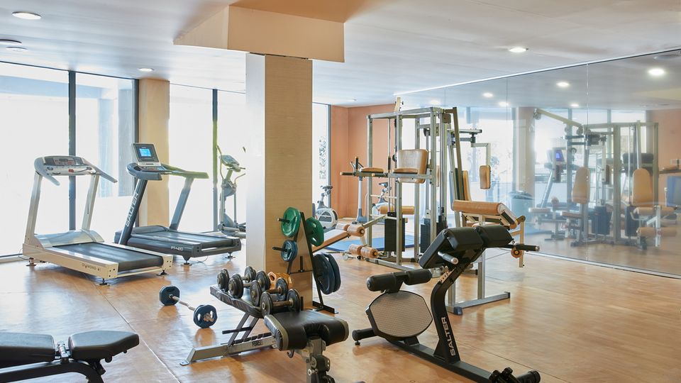 Modern ausgestatteter Fitnessraum mit Tageslicht – ideal für sportlich aktive Urlauber.