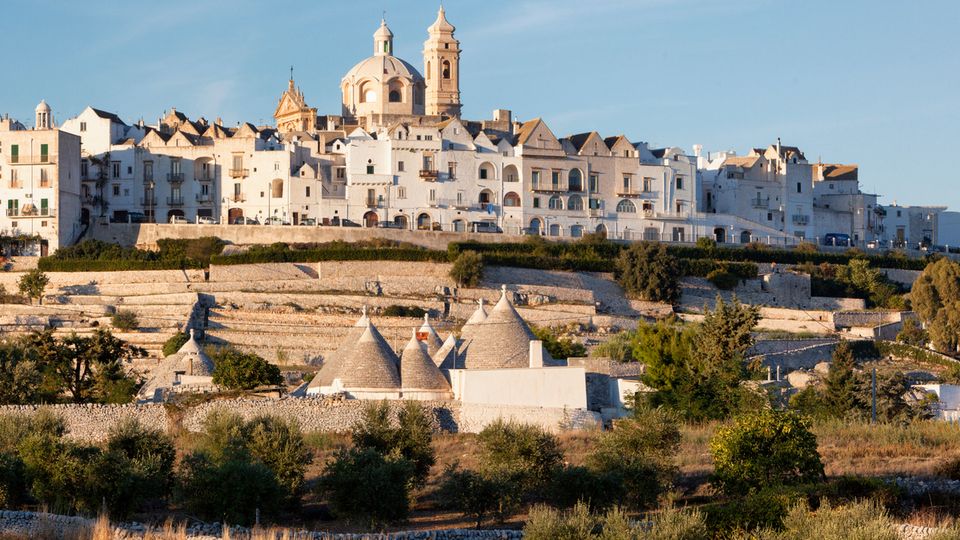 Blick auf Locorotondo mit Trulli Häusern