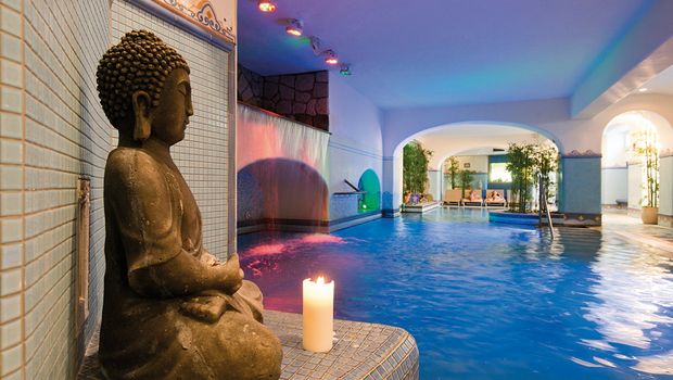Buddha-Figur neben Indoor-Pool im Spa von Hotel Sorriso Thermae in Italien, Ischia