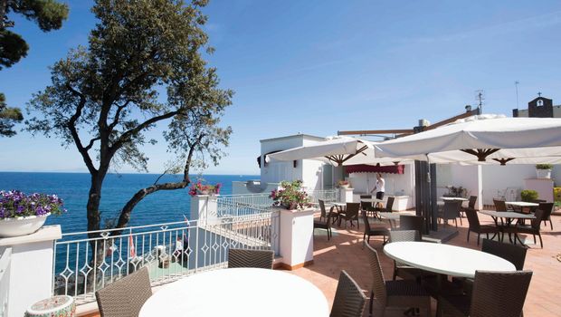 Hotel La Madonnina Terrasse mit beeindruckender Aussicht auf das Meer von Ischia, Italien