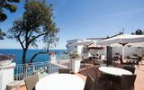 Hotel La Madonnina Terrasse mit beeindruckender Aussicht auf das Meer von Ischia, Italien