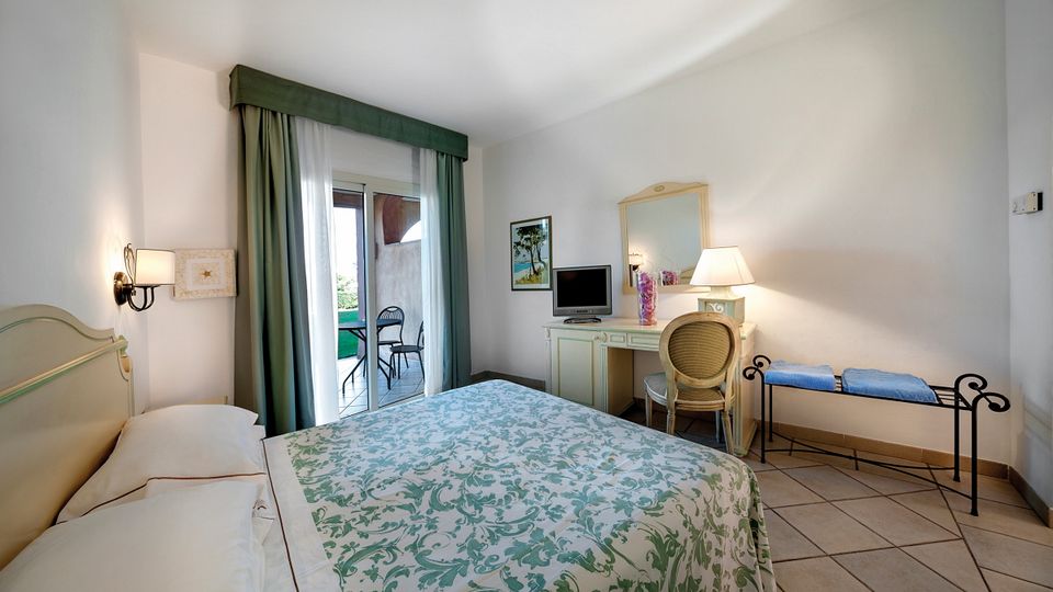 typisch eingerichtetes Zimmer im Grand Hotel Porto Cervo auf Sardinien in Italien