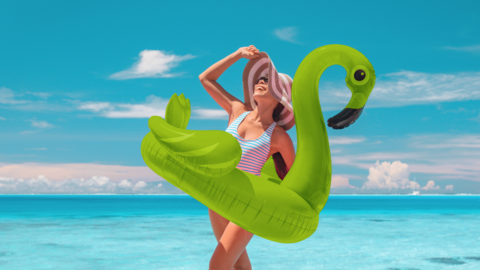 Glückliche Frau am Strand mit aufblasbarem Flamingo