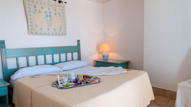 Frühstück im Zimmer im Hotel Luci di la Muntagna auf Sardinien in Italien
