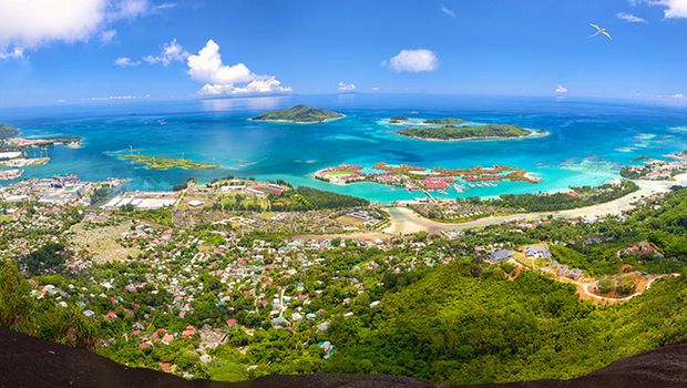 2295 Blick auf Mahé und die Inselwelt