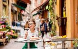 Junge Frau im Straßencafé in Bologna