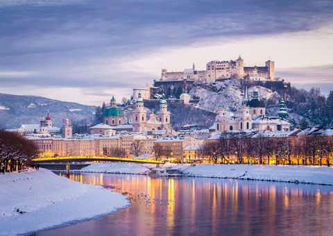 Salzburg im Winter Abenddämmerung
