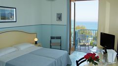 Zimmer mit Balkon und Meerblick im Hotel Tourist auf Sizilien in Italien