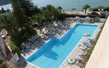 großer Pool mit Palmen am Hotel Tourist auf Sizilien in Italien