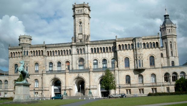 5052_._Hannover_Schloss_und_Hauptgebaeude_der_Universitaet_c._Markus_Untergassmair_TourismusMarketing_Niedersachsen_GmbH