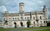 5052_._Hannover_Schloss_und_Hauptgebaeude_der_Universitaet_c._Markus_Untergassmair_TourismusMarketing_Niedersachsen_GmbH