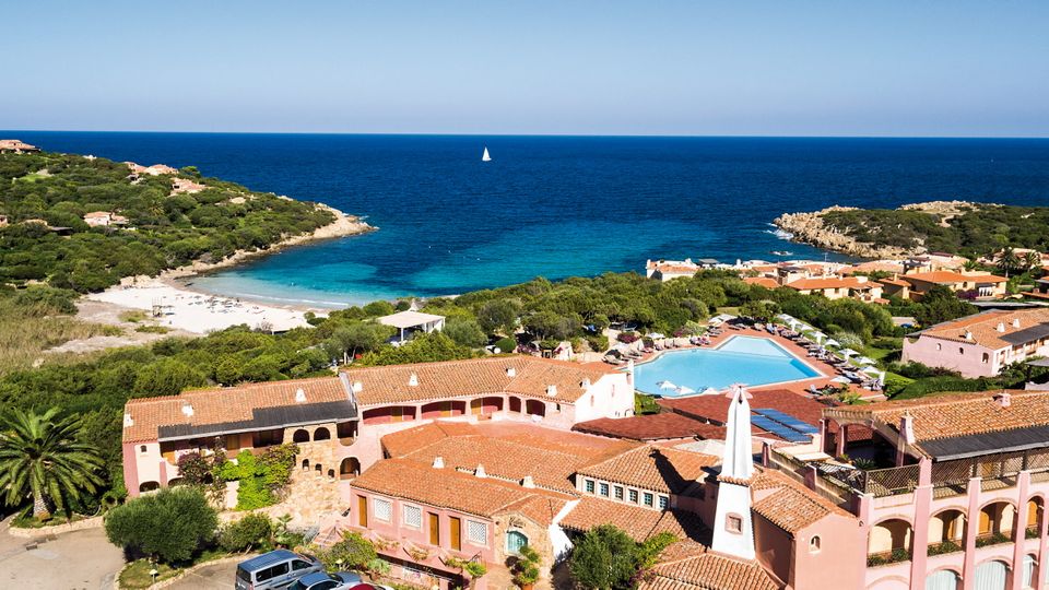 Blick über das blaue Meer vor Grand Hotel Porto Cervo auf Sardinien in Italien