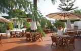 sonnige entspannte Terrasse im Hotel Gattopardo auf Lipari in Italien