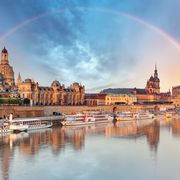 Regenbogen über der Dresdner Skyline und der Elbe